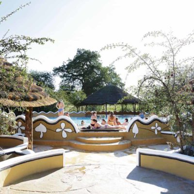 19Planet Baobab - Swimming pool with guests