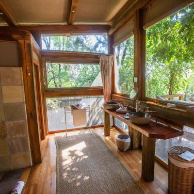 camp)bathroom