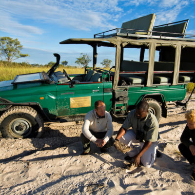 24Mapula-Lodge-Guide-and-guests