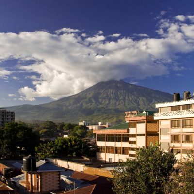 Blick auf den Mt. Meru von der Terasse des Jevas Hotels